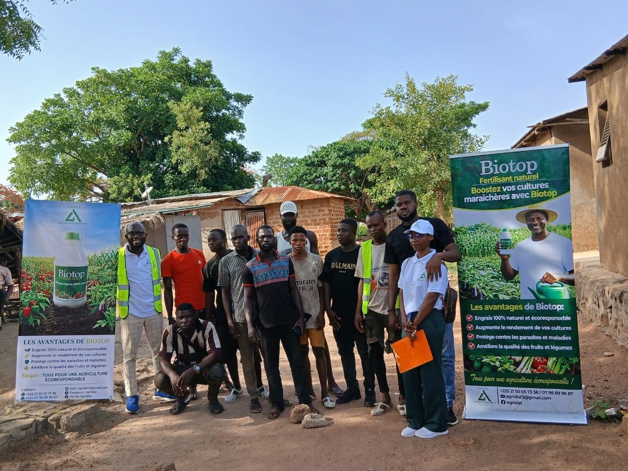 Équipe AGRIDIST travaillant dans un champ
